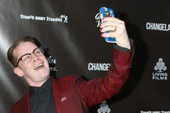 Muž se fotí telefonem.