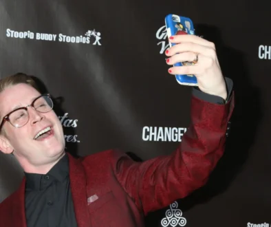 Muž se fotí telefonem.