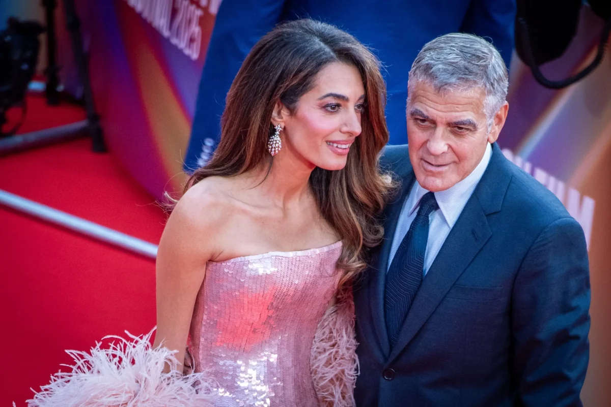 ,už a žena stojí na červeném koberci. 