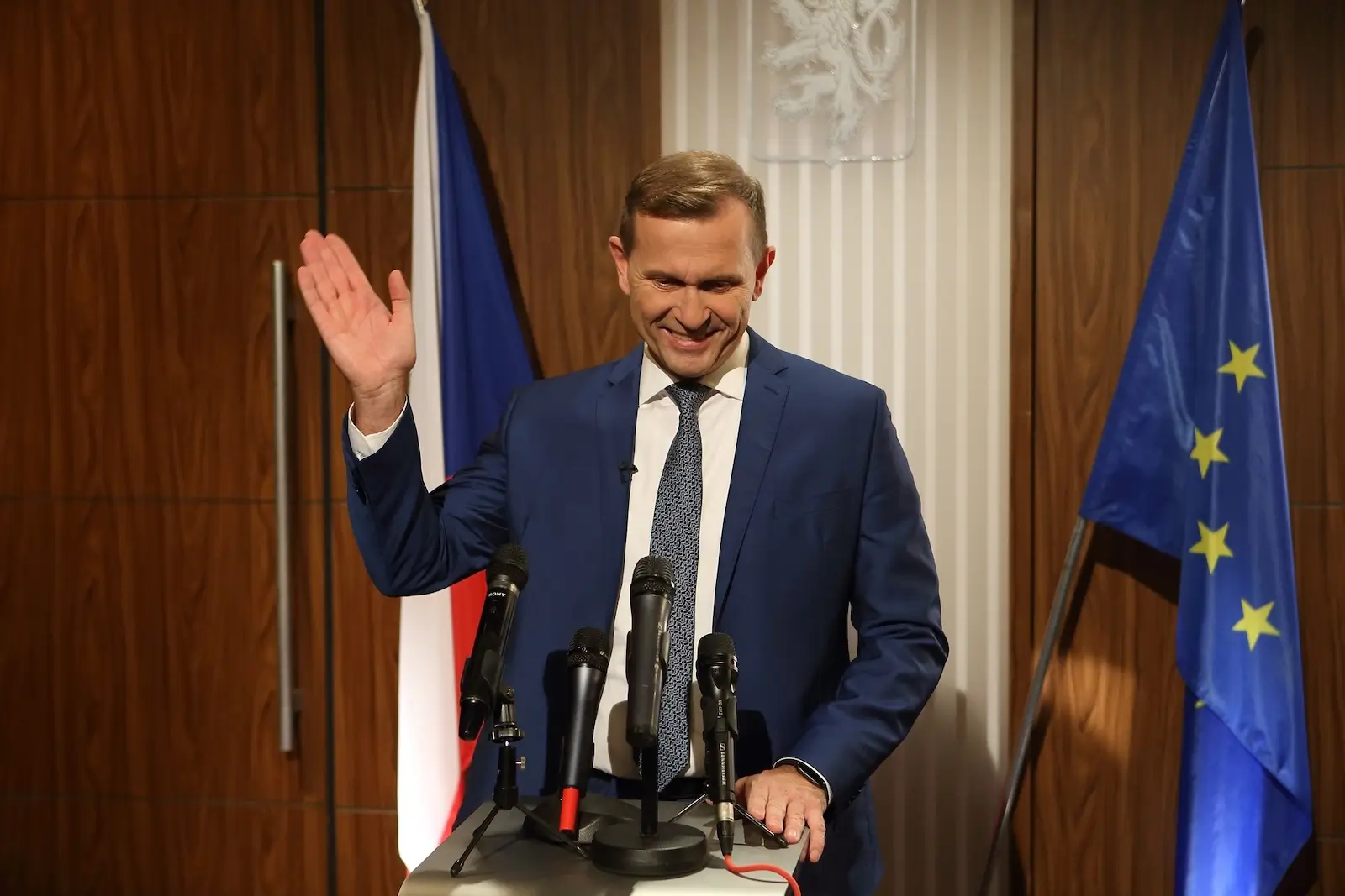 Soukup v roli fiktivního premiéra Pavla Diviše řeší administrativní banality, sekýruje podřízené a tváří se u toho smrtelně vážně. Zdroj: TV Barrandov | TVGURU.cz Petr Soukup