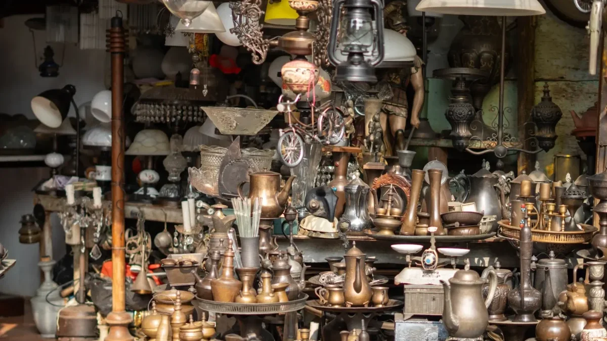 Věci vystavené ve starožitnictví