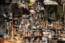 Věci vystavené ve starožitnictví