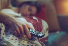 Žena spí s ovladačem v ruce.