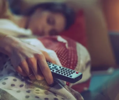 Žena spí s ovladačem v ruce.