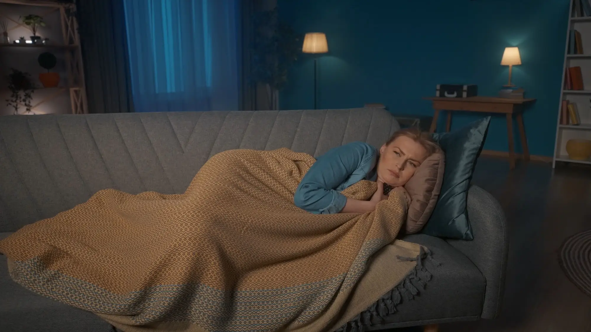 Nevhodná poloha při sledování televize | TVGURU.cz Žena leží na gauči.