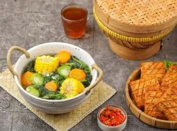 Na stole leží několik druhů jídla.