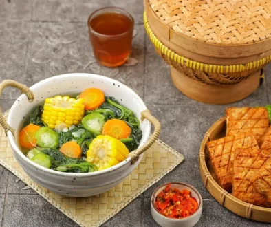 Na stole leží několik druhů jídla.