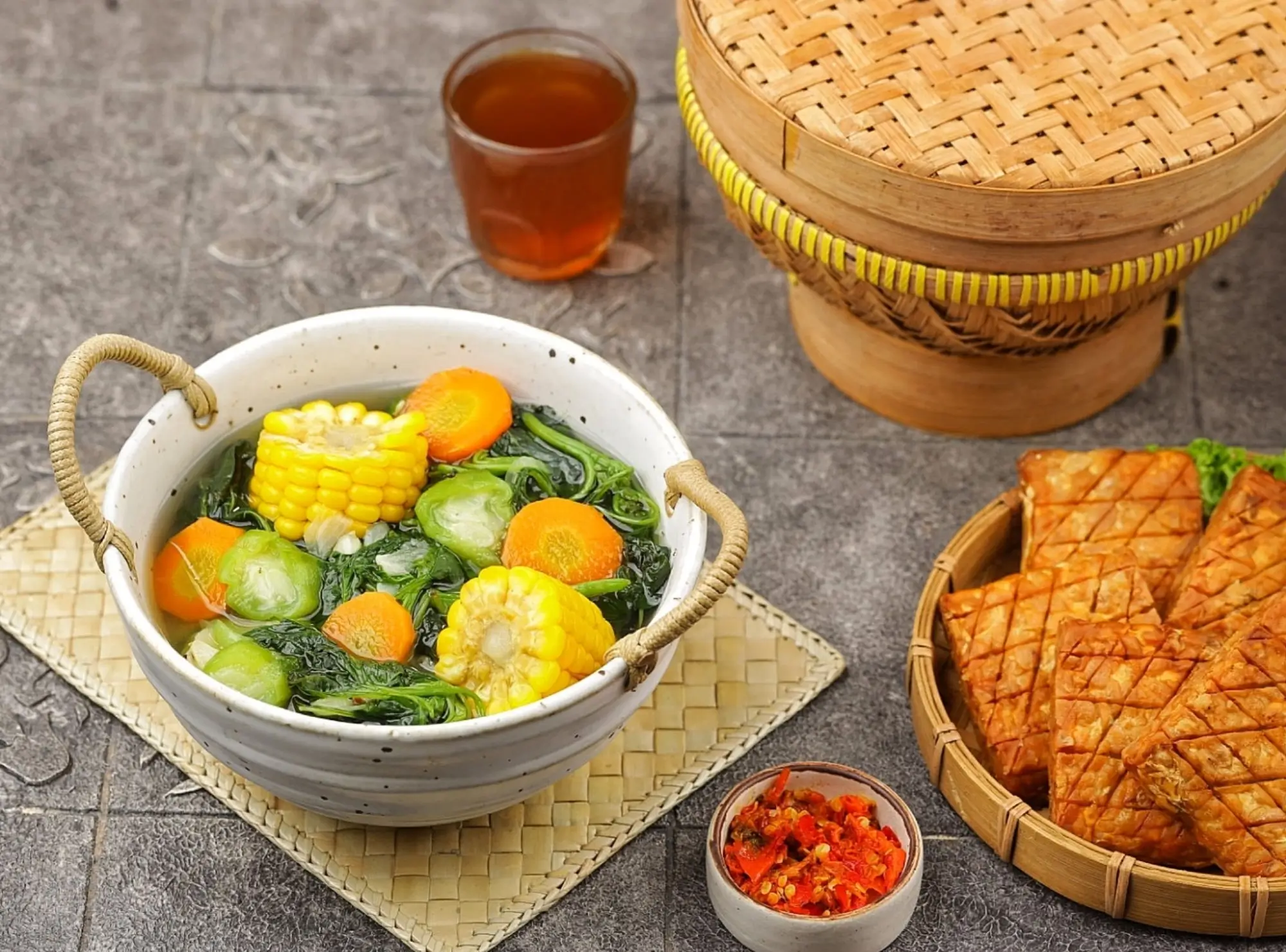 Na stole leží několik druhů jídla.