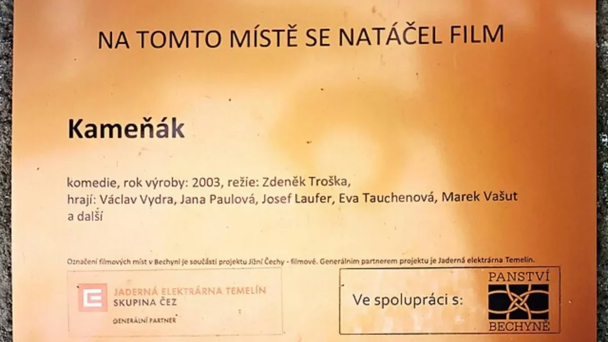 Cedule s informací o tom, že se tu točil Kameňák.