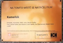 Cedule s informací o tom, že se tu točil Kameňák.