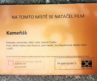 Cedule s informací o tom, že se tu točil Kameňák.