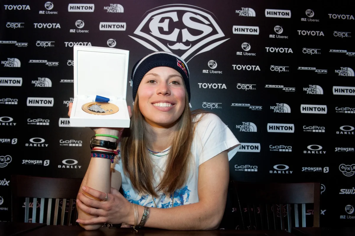 Eva Adamczyková se vrací po mateřské pauze. Zdroj: Shutterstock | TVGURU.cz Snowboardcrossařka Eva Samková v ruce drží medaili.