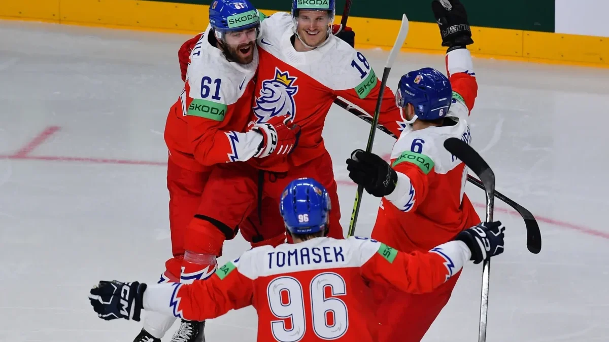 Čeští hokejisté se radují na ledě.