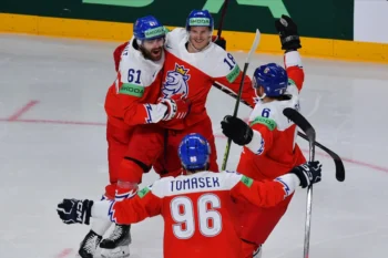 Čeští hokejisté se radují na ledě.