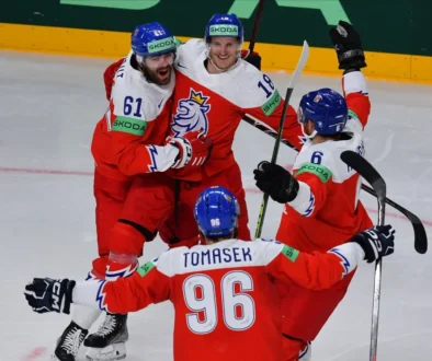 Čeští hokejisté se radují na ledě.