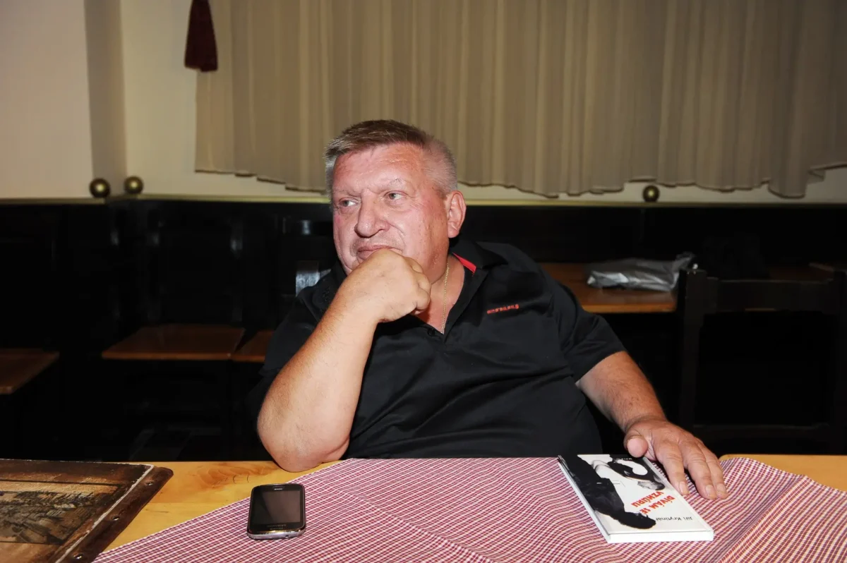 Jiří Krytinář sedí u stolu.