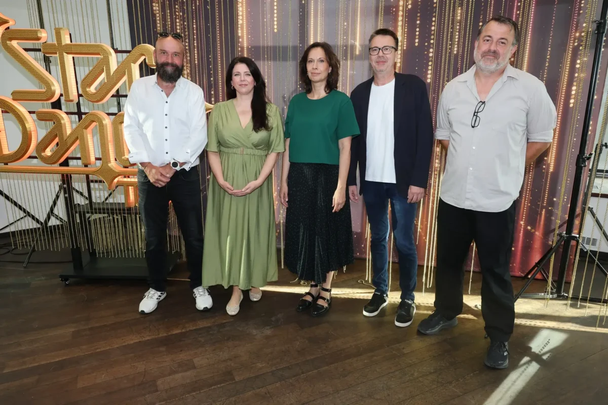 Lidé stojí u nápisu StarDance