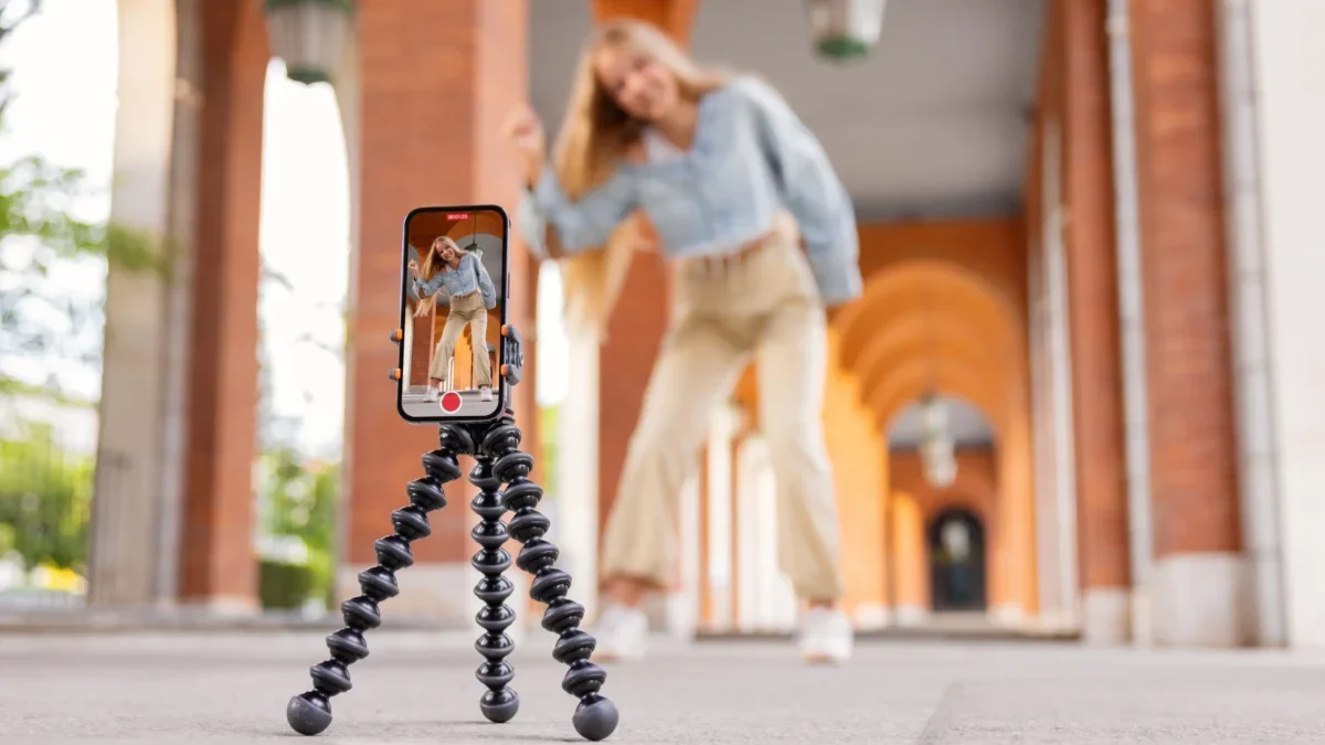 Žena tančí před telefonem.