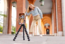 Žena tančí před telefonem.