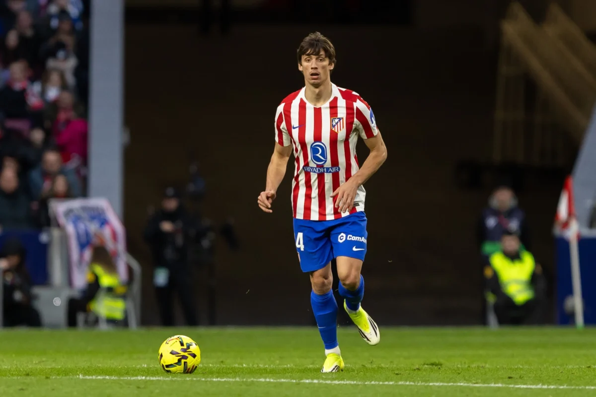 Hráč z Atlética Madrid běhá po hřišti. 