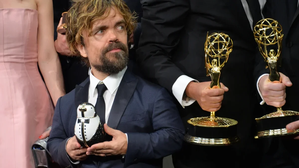 Peter Dinklage v ruce drží cenu.