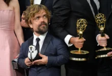 Peter Dinklage v ruce drží cenu.