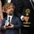Peter Dinklage v ruce drží cenu.