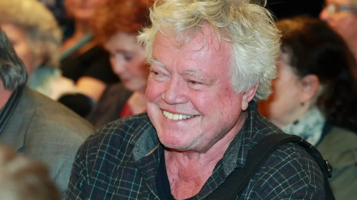 Petr Oliva se usmívá.