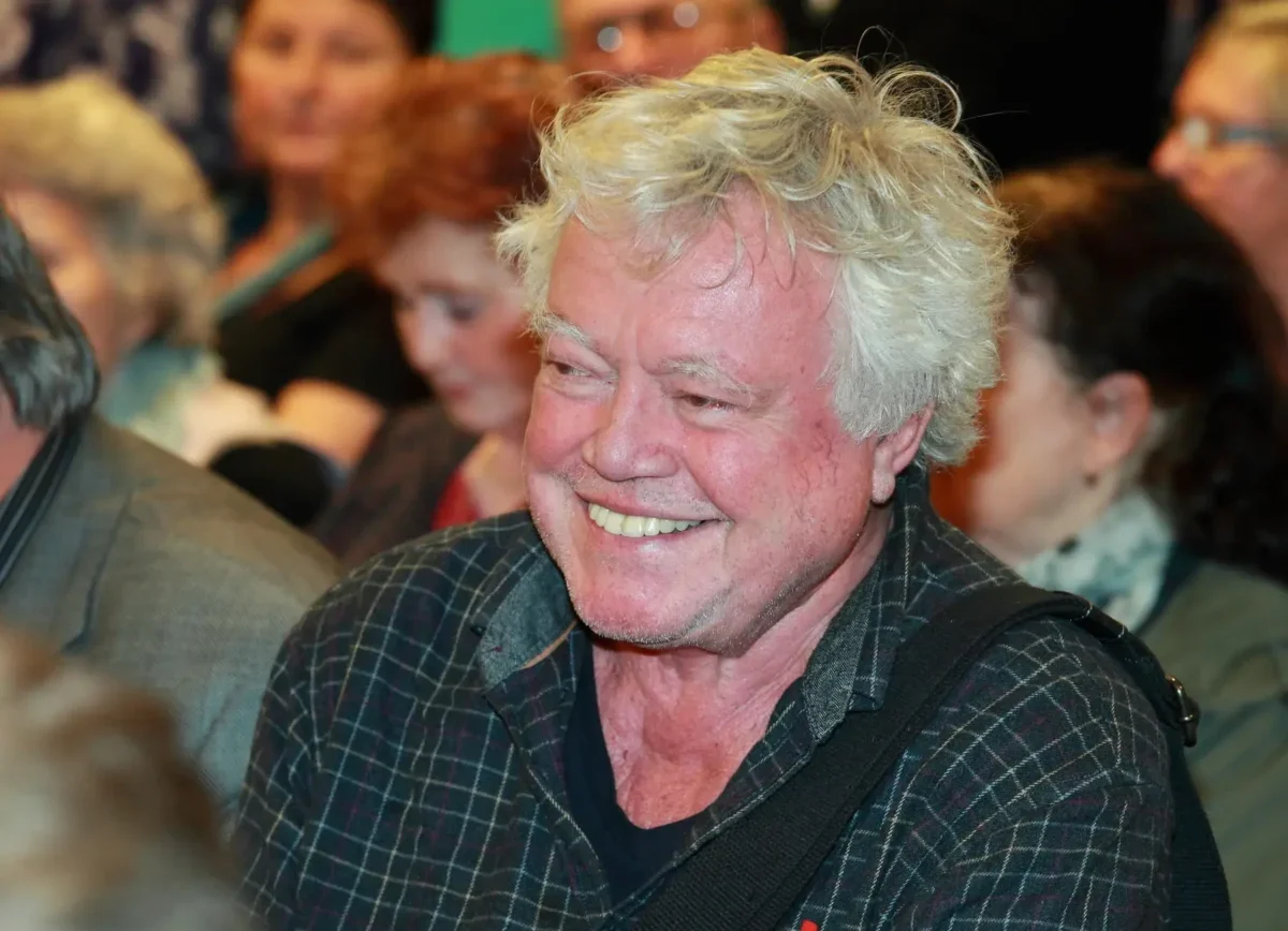 Petr Oliva se usmívá.