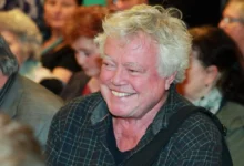 Petr Oliva se usmívá.