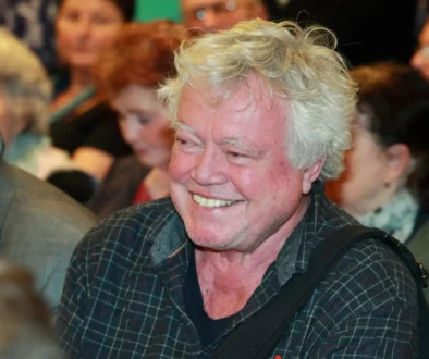 Petr Oliva se usmívá.