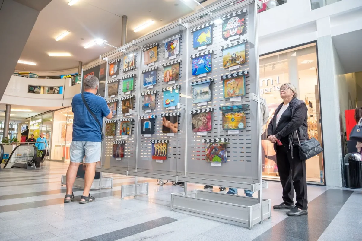 Umělecké filmové klapky ve Zlíně. Zdroj: Profimedia | TVGURU.cz Umělecké filmové klapky vystavené ve Zlíně.