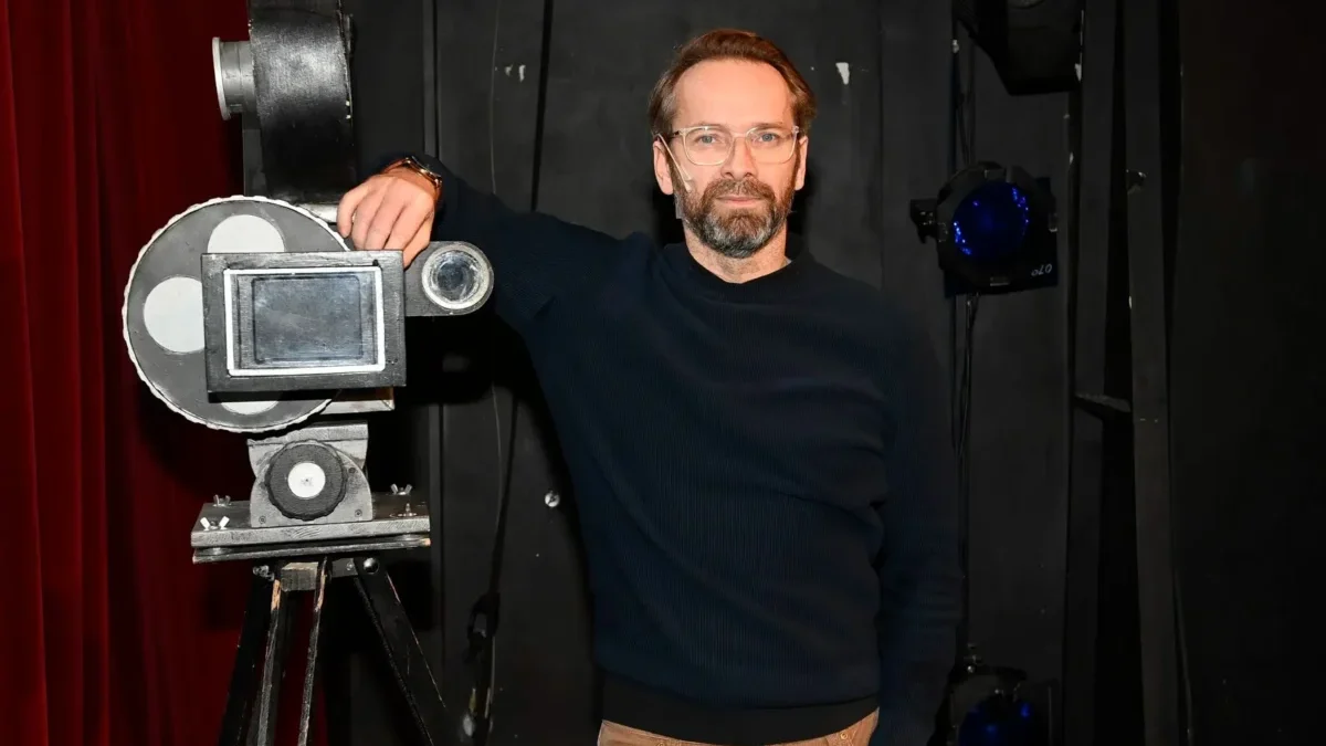 Jan Révai pózuje na fotku.