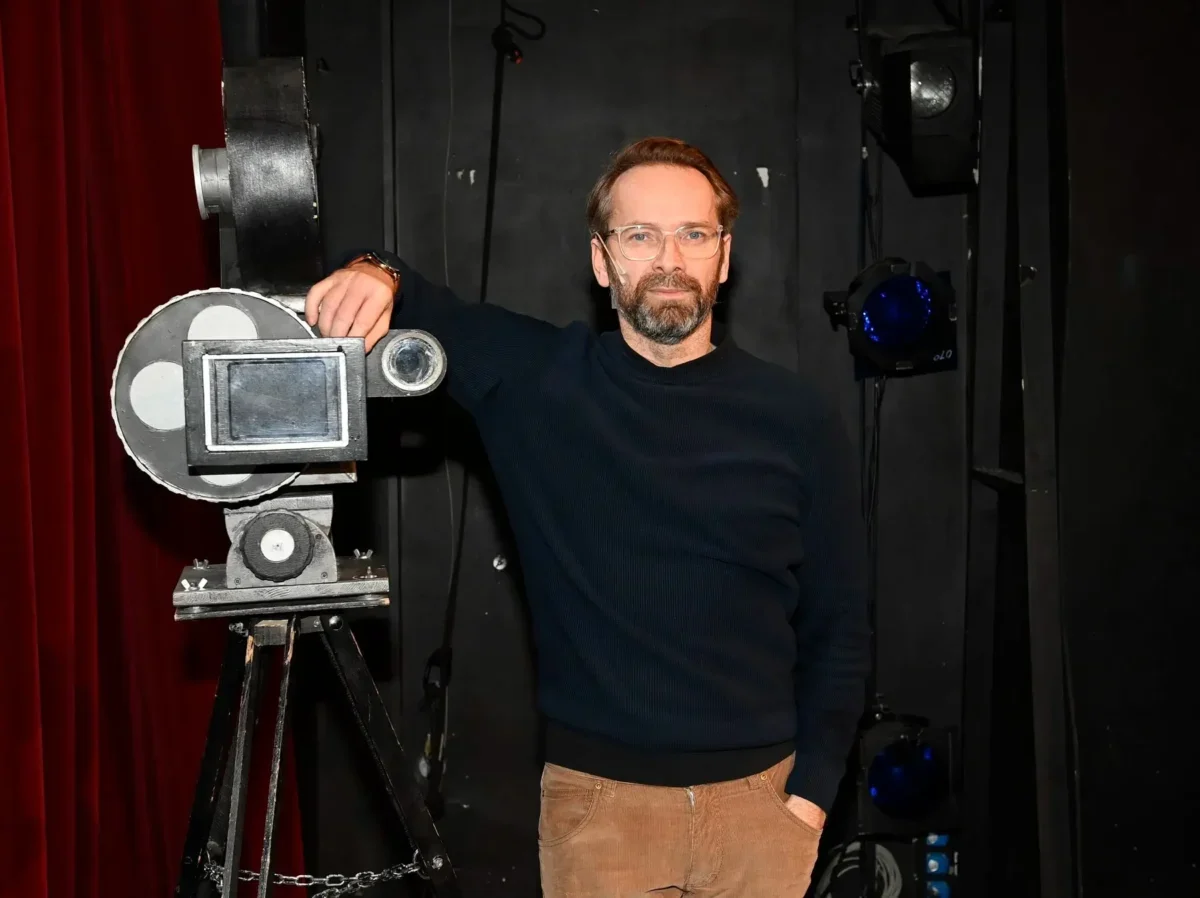 Jan Révai pózuje na fotku.