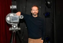 Jan Révai pózuje na fotku.