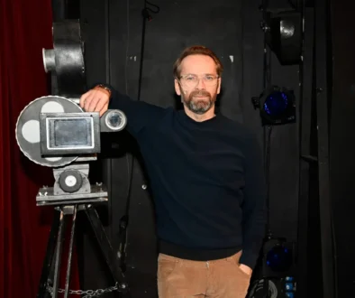 Jan Révai pózuje na fotku.