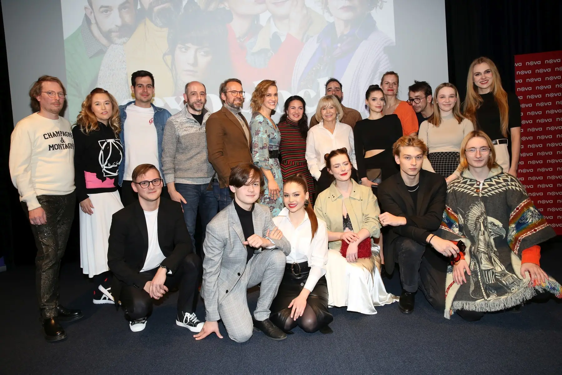 profimedia-0759335233 1 | TVGURU.cz Herci seriálu Sex O'Clock pózují na fotku.