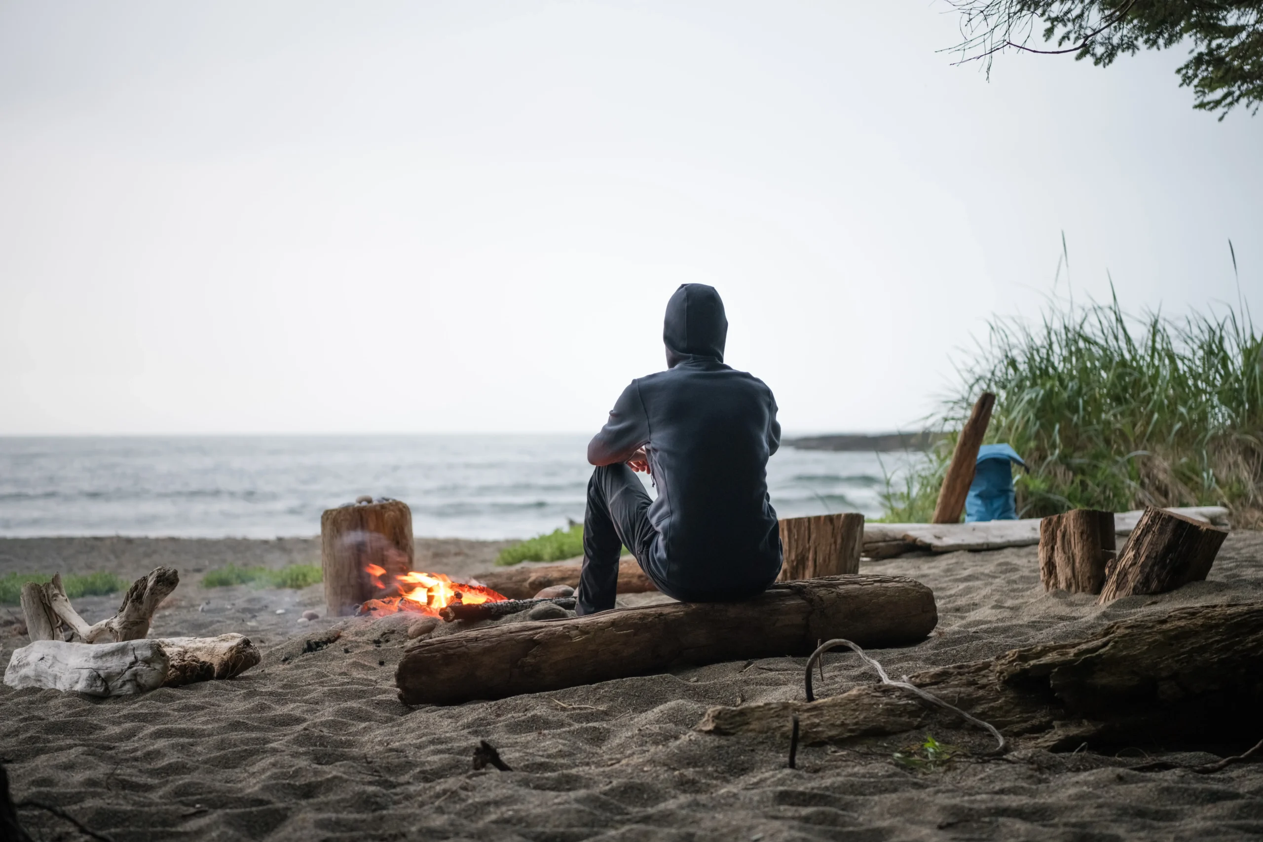 shutterstock_1887344806 1 | TVGURU.cz Muž sedí na pláži opuštěného ostrova.