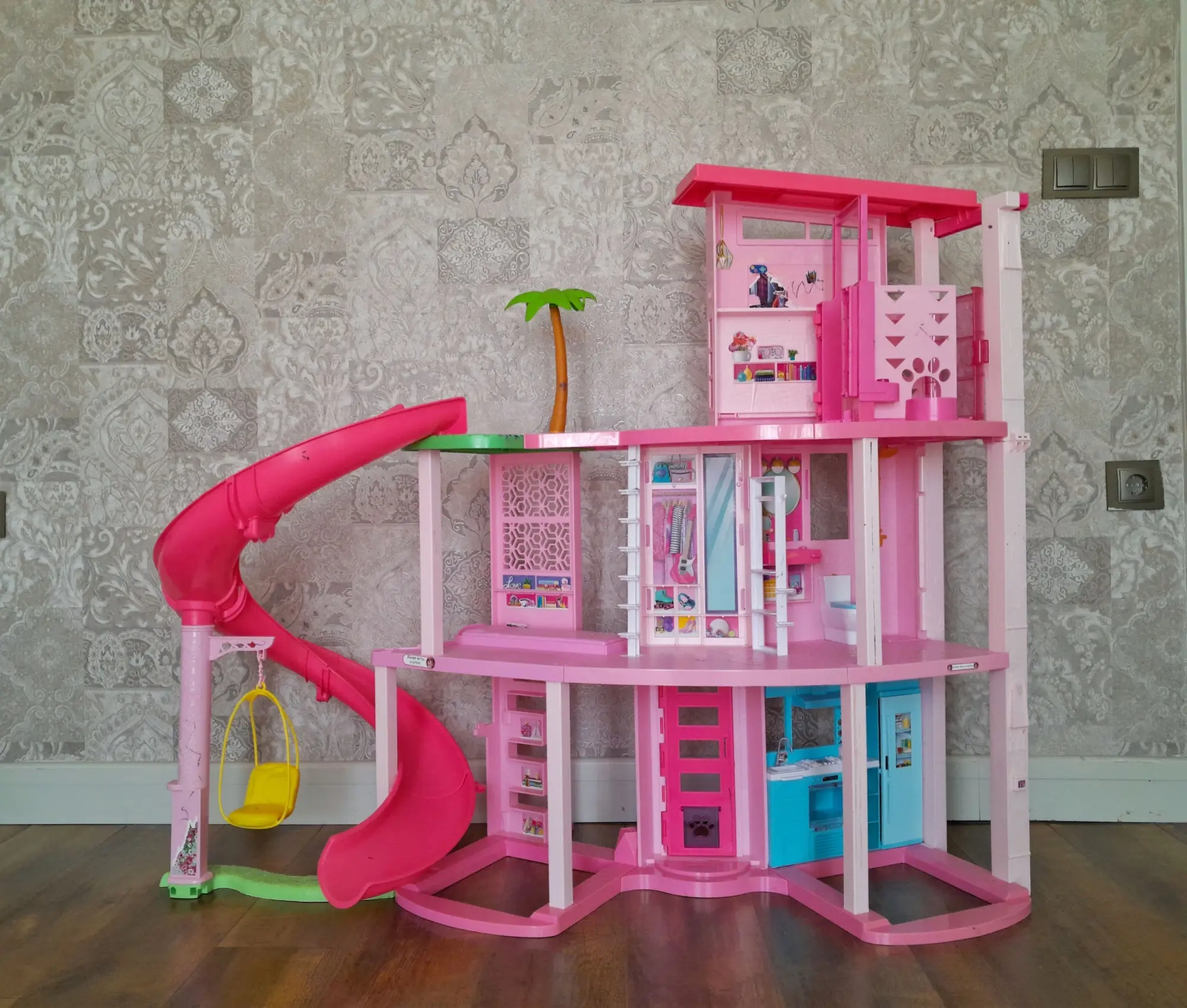 Barbie House stojí v pokoji. 