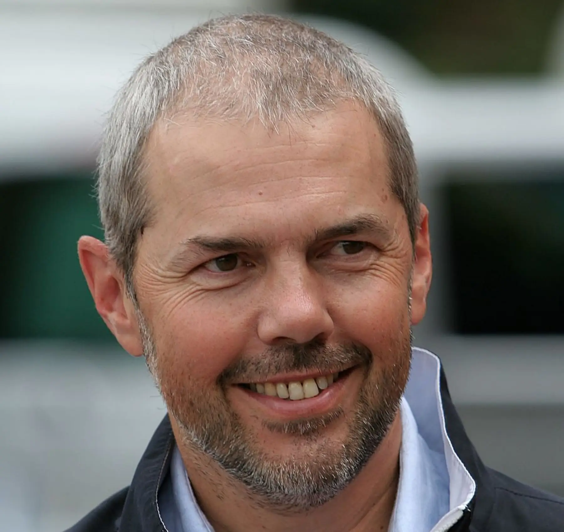 Marek Eben se usmívá. 