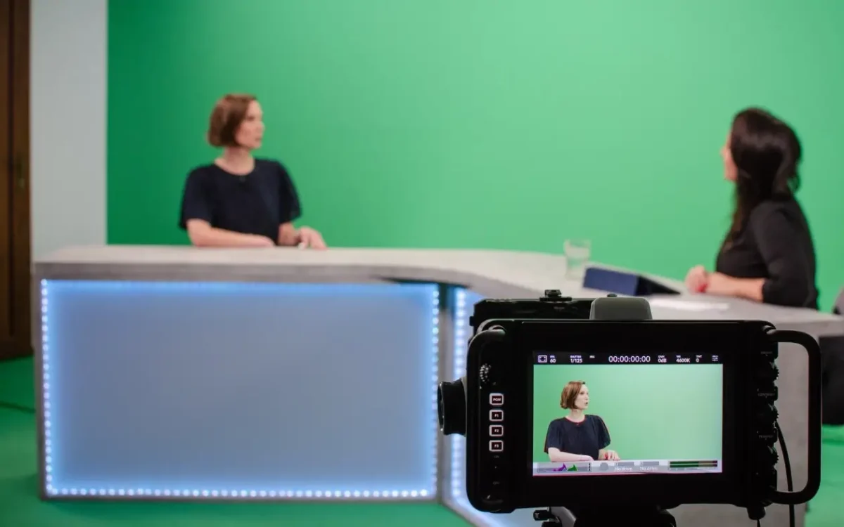 Meteorologové přišli s výstrahami. Zdroj: Shutterstock | TVGURU.cz Meteoroložka sedí ve studiu.