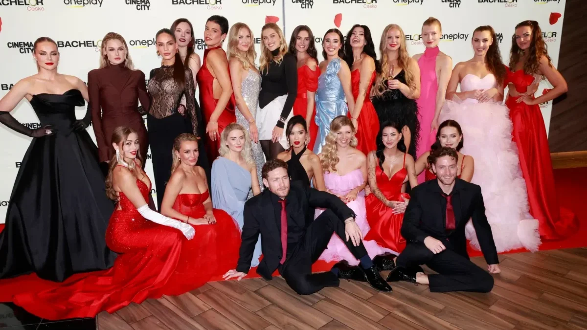 Soutěžící ze show Bachelor pózují na fotku.