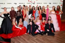 Soutěžící ze show Bachelor pózují na fotku.