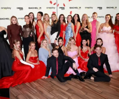 Soutěžící ze show Bachelor pózují na fotku.