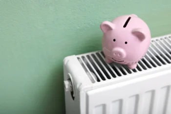 Kasička ve tvaru prasátka stojí na topení.