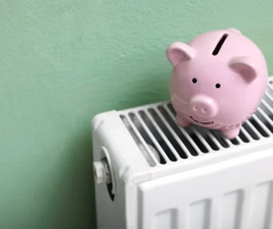 Kasička ve tvaru prasátka stojí na topení.