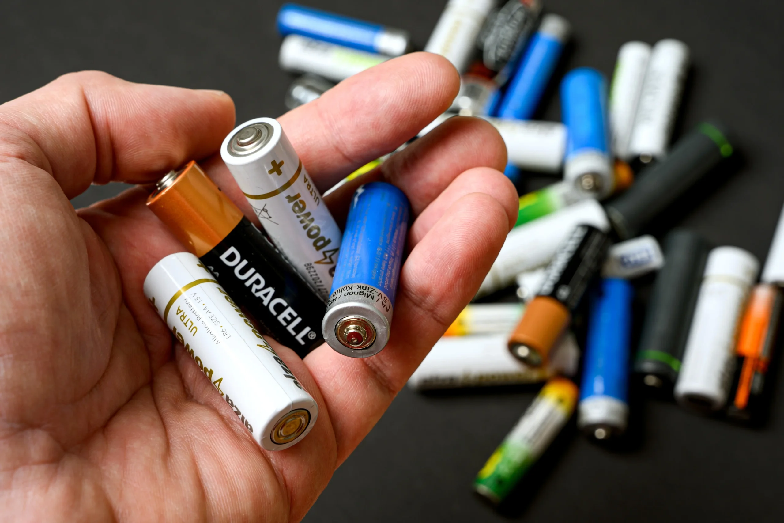 shutterstock_2597706757 1 | TVGURU.cz Člověk v ruce drží baterie AAA.