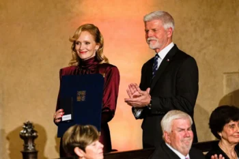 Žena a muž tleskají.