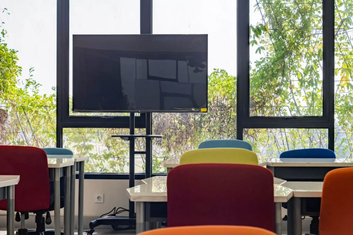 umisteniTV | TVGURU.cz Televize visí v místnosti pro děti.