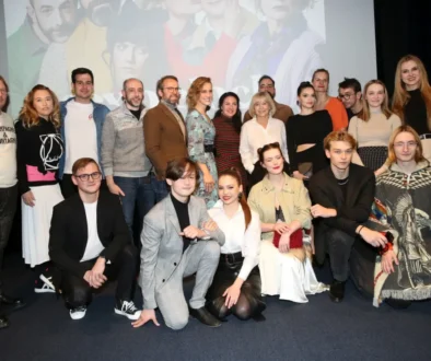 Herci stojí vedle sebe.